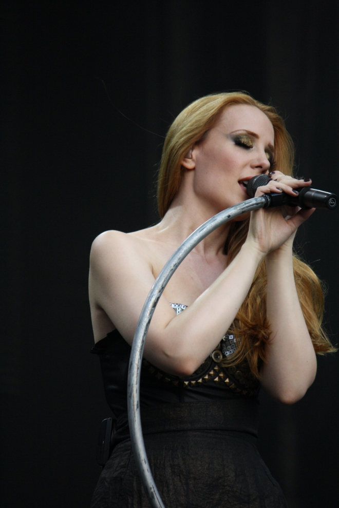 Simone Simons Weight Height Ethnicity Hair Color Shoe Size
