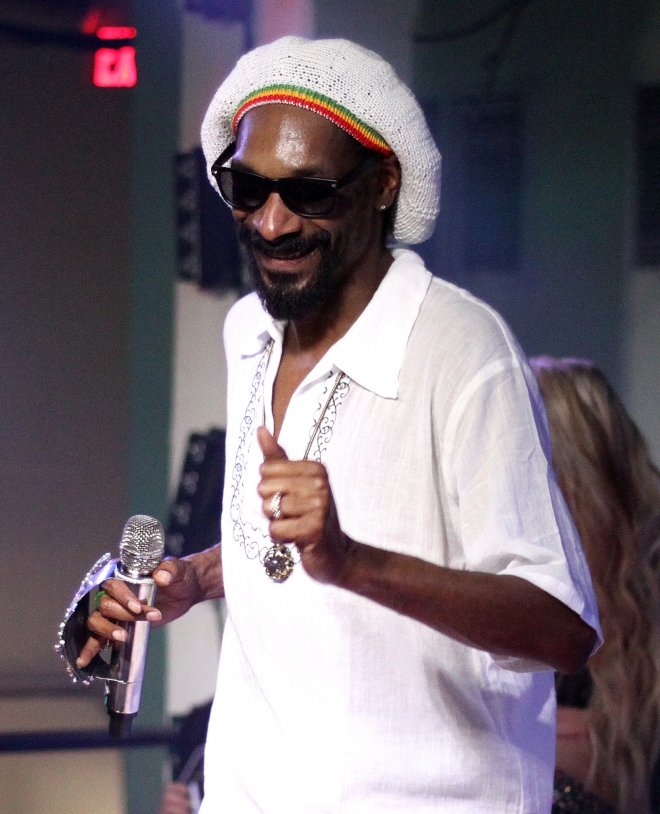 Snoop Dogg Weight Height Ethnicity Hair Color Shoe Size